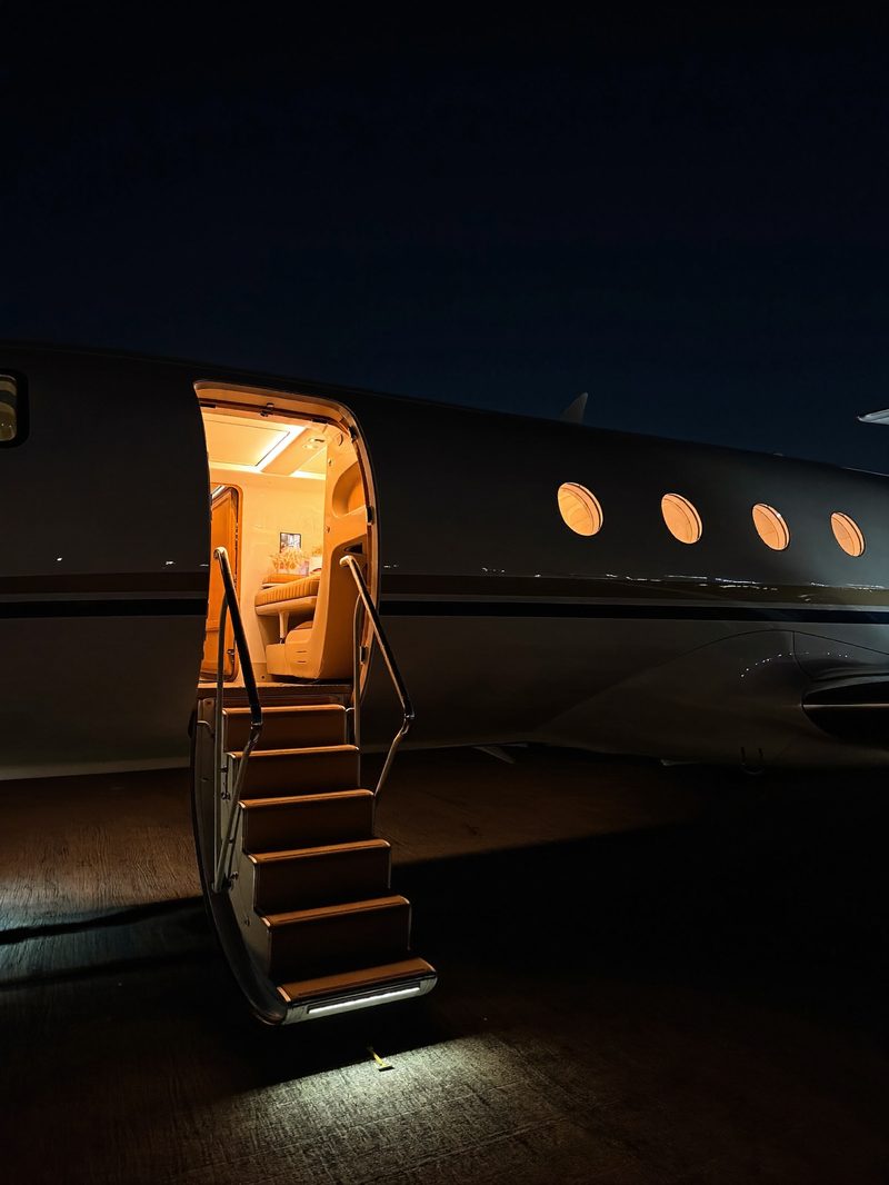 Privatjet-Gangway bei Nacht